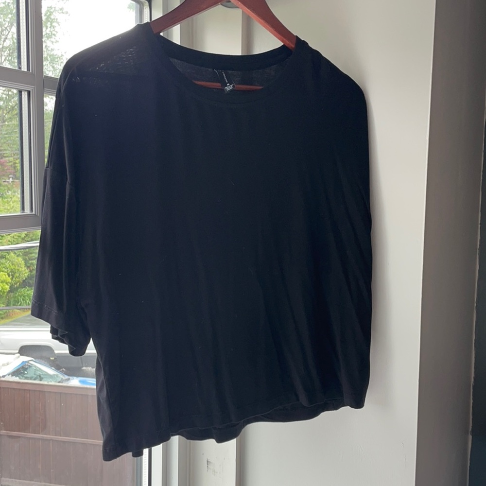Short sleeve, slight black t-shirt. Super soft!